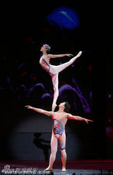 组图：宋祖英红裙典雅高贵 郭达献艺西安文艺晚会