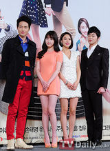 组图：IU紧身裙性感亮相宣传《最佳李顺心》