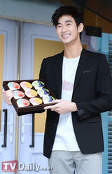 组图：金秀贤帅气夹克装出席某甜品开业典礼