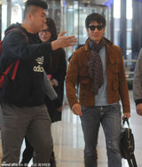 组图：王力宏携娇妻现身机场 低调出行不秀甜蜜