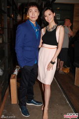 组图：陈法拉马浚伟MV搭档 抱宝宝手忙脚乱