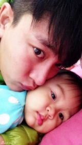 组图：贾乃亮与女儿私照曝光 帅爸萌娃超有爱