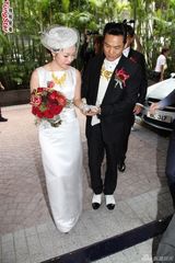 组图：杜德伟豪车迎娶娇妻 新娘捧鲜花妩媚