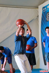 组图：陈柏霖挑战NBA巨星 获球员亲笔签名