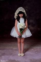 组图：童年小龙女演员超萌生活照 可爱似洋娃娃