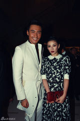 组图：黄奕复古造型剪彩 全程悉心照顾腿伤古天乐