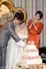 组图：梁咏琪为新人证婚 大方祝福郑伊健