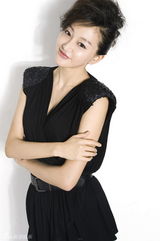 组图：桐溪最新写真彰显成熟性感之美