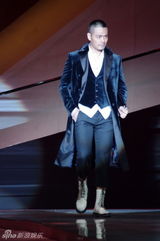 组图：硬汉邵兵携众星走秀帅气有型引爆全场