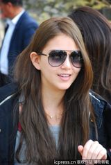 组图：周杰伦女友昆凌现身上海 黑超遮面笑容纯美