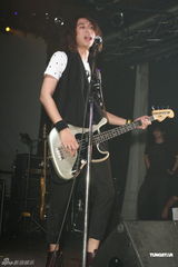 组图：八三夭开唱阿信站台 欲学谢和弦微博放料