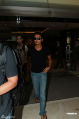 高清组图：谢霆锋回港谈离婚抢拍广告 黑脸专心工作