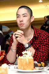 幻灯图：吴建豪小平头亮相 坦陈公司员工涉毒问题