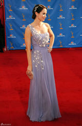 高清组图：艾美奖红毯 艾米丽-布朗特秀单肩裙