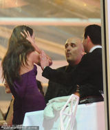 组图：前阿汤嫂凯蒂火速觅第二春 神秘男搂腰摸玉臂