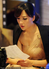 组图：王励勤女友礼服勒胸秀性感事业线