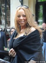 组图：玛丽亚-凯莉与老公机场秀恩爱 大秀性感乳沟