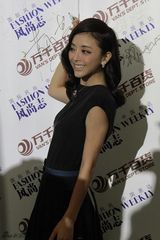 组图：黄小蕾优雅亮相秀珠宝受追捧