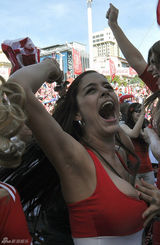 高清图：巴拉圭乳神女球迷亮相 激情高呼助威球队