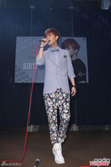 组图：JPM王子撇绯闻女友杨丞琳提前庆生