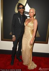 组图：昔日脱衣舞女艾波-罗丝亮相 豪乳抢镜