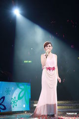 组图：梁静茹银白短裙开唱 送亲笔签名纸飞机