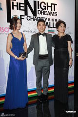 组图：赌王四太梁安琪携何猷亨何超欣出席活动