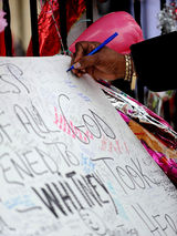 组图：粉丝自发悼念惠特尼-休斯顿 教堂外跪地祈祷