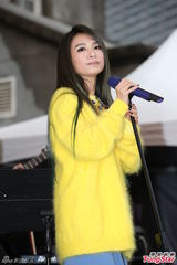 组图：田馥甄遭批敛财泪崩 数百歌迷力挺止痛