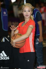 组图：蔡依林玩篮球胸部疑缩水 不介意恋情被拍