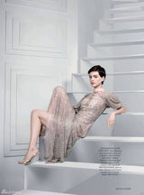 组图：安妮-海瑟薇Bazaar灰色系大片气质阴郁