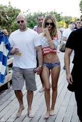 组图：惠特莉和男友杰森-斯坦森海边亲热度假