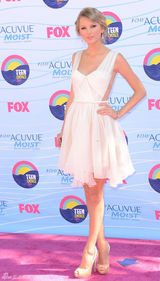 组图：青少年选择奖 斯威夫特白裙性感露背