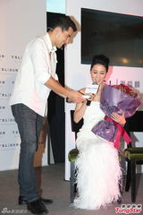 组图：佘诗曼穿婚纱亮相 椎间盘移位明年复工