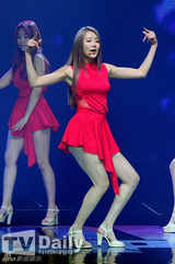 组图：韩女团Dal★shabet舞台掀裙秀底裤