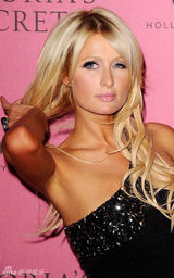 幻灯图集：帕丽斯-希尔顿秀露肩礼服 性感窈窕