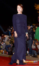 组图：严正花长裙亮相红毯 前凸后翘双峰美