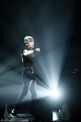 高清图：韩歌手金亨俊新专辑发布亲友齐站台