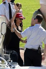 组图：蕾哈娜黑裙现身意大利欢乐坐游艇