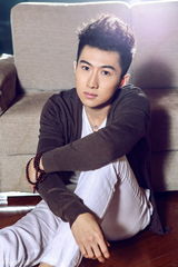 组图：阳光暖男崔绍涵写真 气质纯净浅笑迷人