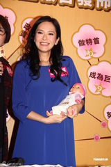 组图：郭羡妮出席活动向陈敏仪讨教育儿经