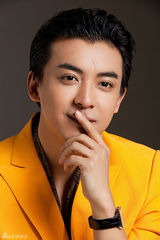 组图：李佳航新春写真 橘色西装温暖贺岁