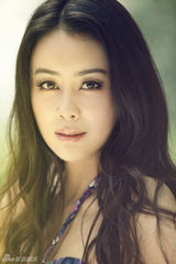 组图：齐千郡拍秋日温暖写真 优雅清新似丛林仙子