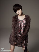 组图：文根英拍新广告写真 秋冬造型显熟女魅力