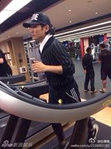 组图：杜德伟不理控告爬山 感慨遇到困难也从容