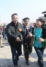 冯小刚张国立两会谈笑风生 宋丹丹独自现身(图)