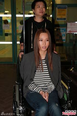 组图：徐子珊拍戏踩水渍跌倒 挫伤臀部尾龙骨