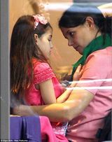 组图：凯蒂糖果店扫货庆34岁生日 苏瑞桃红套装乖巧