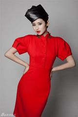 组图：颖儿红裙写真明媚动人笑靥如花