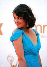 组图：艾美奖红毯 寇碧-史莫德斯蓝色纱裙亮相